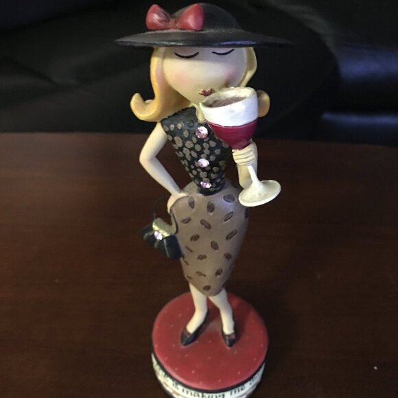 Lady Figurine - Picture 4 of 6